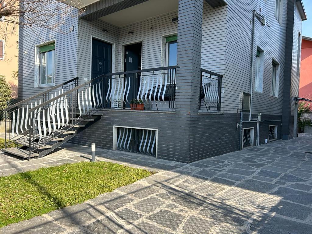 Studio In Villa Near Fiera Milano At Metro Stop Pero Kültér fotó